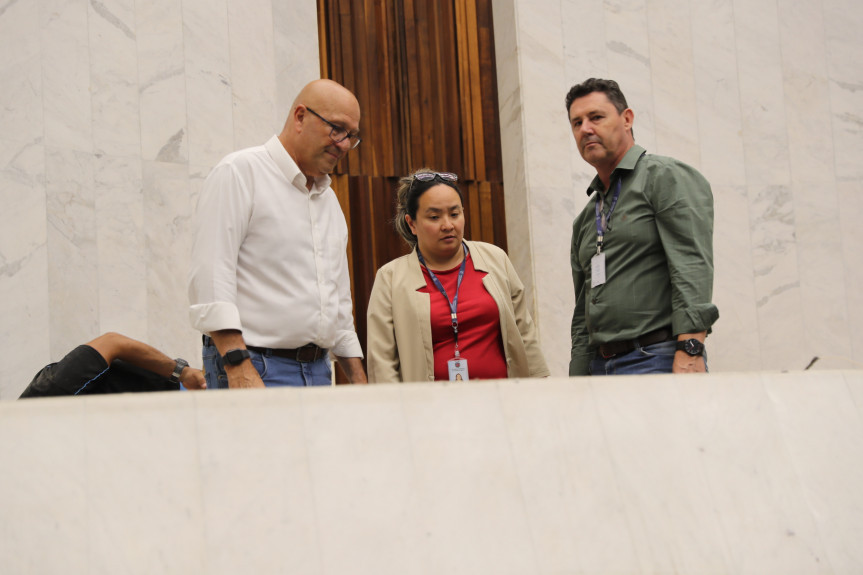 Assembleia realiza obras para melhor o sistema de som do plenário.