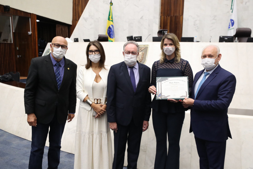 Juíza Cláudia Catafesta, da Vara de Adolescentes de Londrina, é homenageada pela Assembleia Legislativa.
