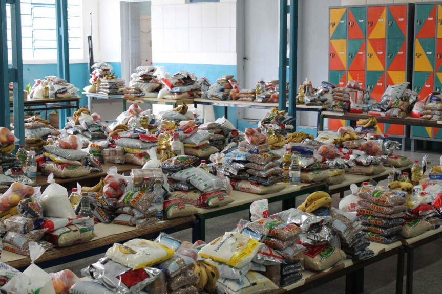 Kits de merenda escolar entregues pelo Estado aos alunos da rede pública.