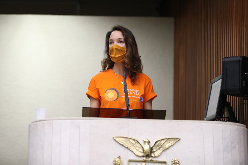 A edição 2021 da Campanha Dezembro Laranja foi lançada na manhã desta quarta-feira (1º) na Assembleia Legislativa com a presença da presidente da Sociedade Brasileira de Dermatologia regional Paraná, Paula Schiavon.