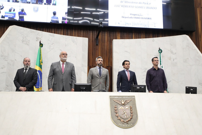 Solenidade ocorreu na noite desta terça-feira (12), no Plenário da Assembleia Legislativa do Paraná.