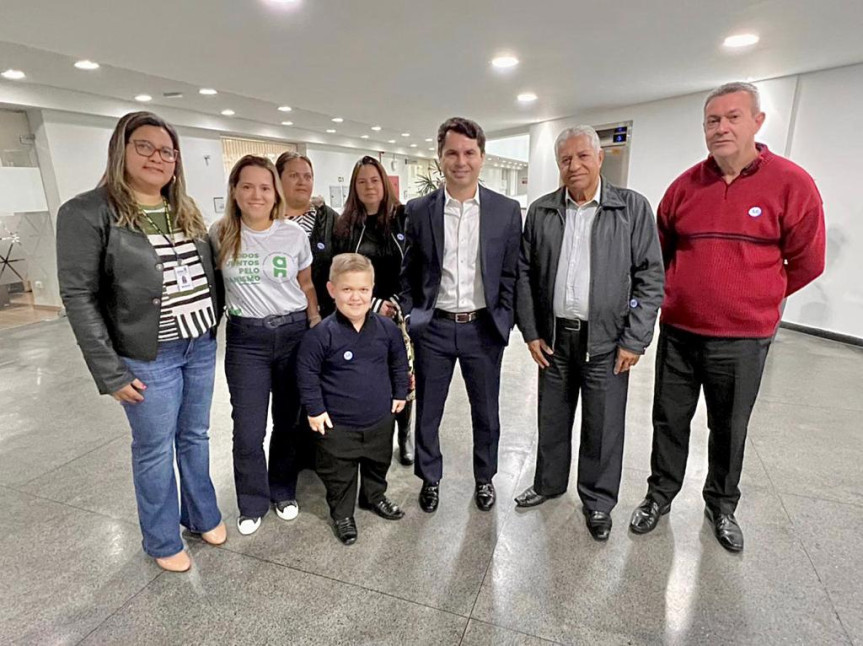 O deputado Alexandre Curi (PSD) com representantes da Associação Nanismo Brasil, que sugeriram a proposição.