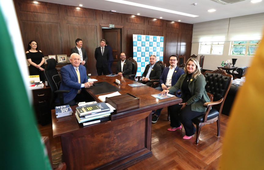 Visitantes foram recebidos pelo presidente da Casa, deputado Ademar Traiano (PSD), no Gabinete da Presidência.