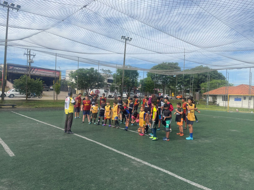 A ONG foi criada em 1993 e atua na região do Capão Raso, oferecendo treinamento de futebol para crianças e adolescentes de 7 a 17 anos.