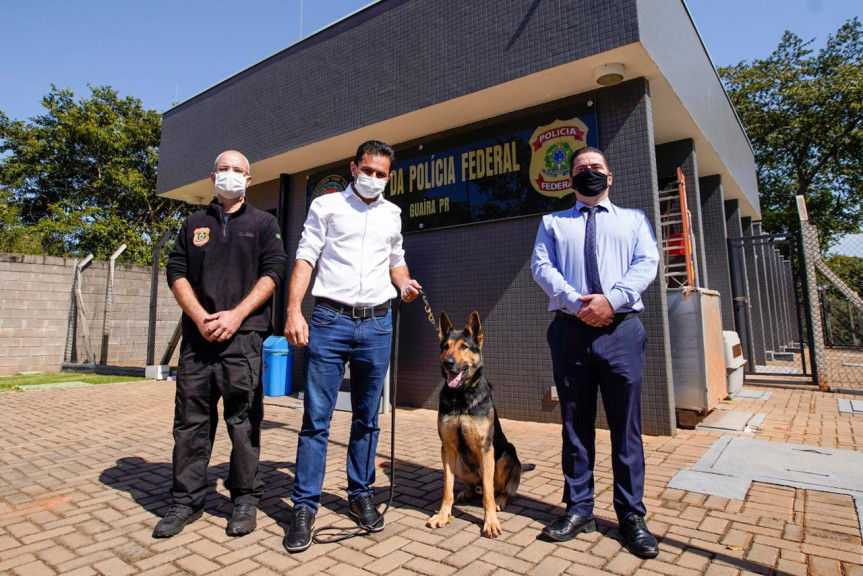 O deputado Pacheco conhece o cão policial Darth, acompanhado pelo agente de polícia Luciano Bastos e o delegado Mário Leal