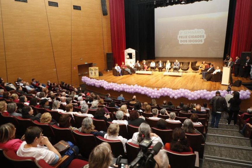 O evento, que ocorreu no Teatro Municipal Sefrin Filho, contou com a presença de aproximadamente 900 participantes, que puderam acompanhar debates sobre questões cruciais relacionadas ao envelhecimento saudável e à garantia dos direitos dos idosos.