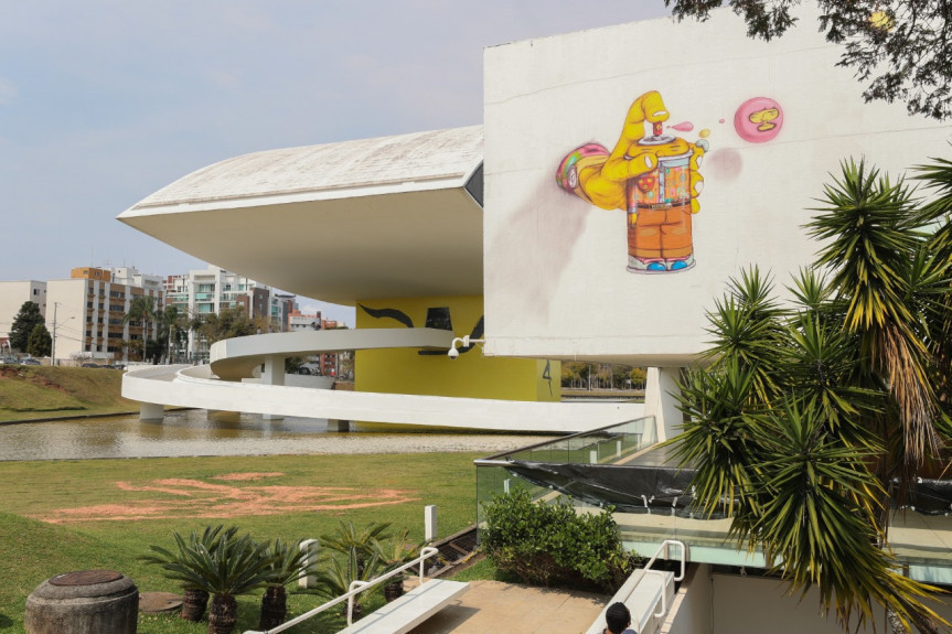 Fachada do Museu Oscar Niemeyer recebe intervenção artística realizada pelo OSGEMEOS.
