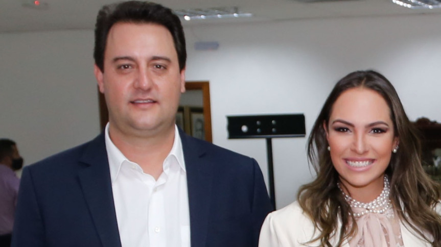 A deputada Maria Victoria (PP) ao lado do governador do Paraná, Carlos Massa Ratinho Junior.