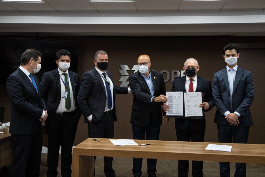 O presidente da Assembleia, deputado Ademar Traiano, e o primeiro secretário, deputado Luiz Claudio Romanelli, durante assinatura de convênio com a Copel que irá gerar economia aos cofres do Legislativo.