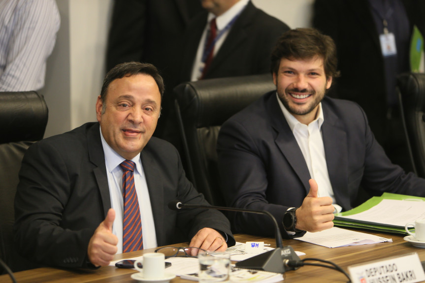 Deputados Hussein Bakri (PSD) e Tiago Amaral (PSB), proponentes da homenagem.