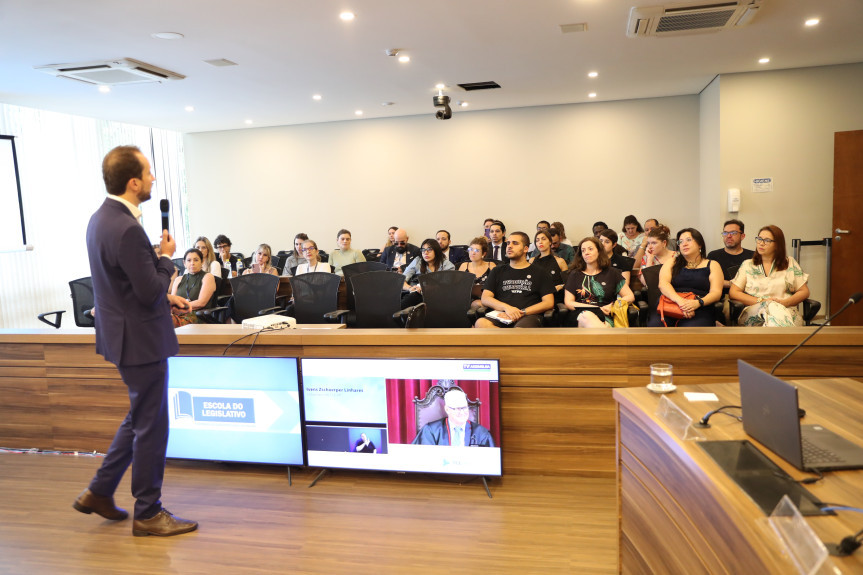 Aula foi ministrada pelo diretor Legislativo da Assembleia, e diretor também da Escola do Legislativo, Dylliardi Alessi.