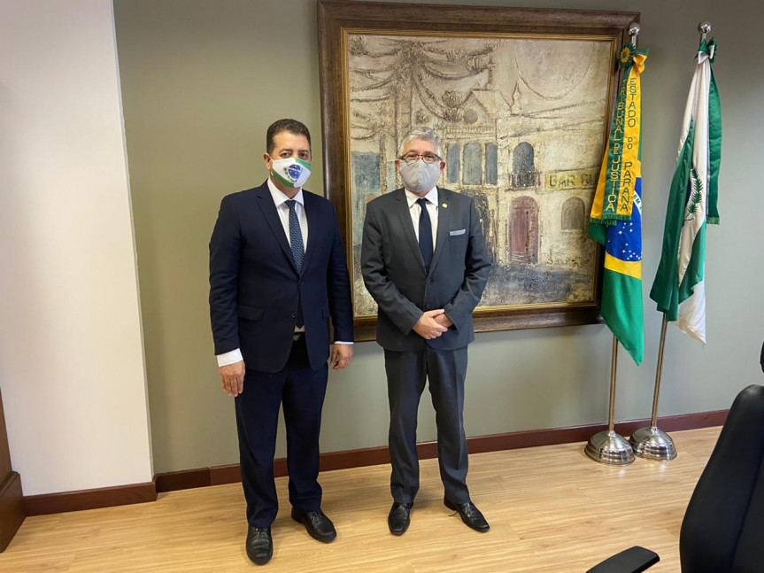 Deputado Cobra Repórter (PSD) com o vice-presidente do TJPR Wellington Emanuel Coimbra de Moura.