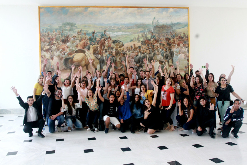 Estudantes do projeto Geração Atitude conhecem o Palácio Iguaçu, sede do Poder Executivo do Paraná.
