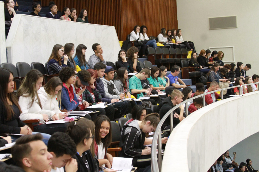 Todos os anos, mais de 700 estudantes ocupam o plenário da Assembleia para um aulão preparatório para o Enem.