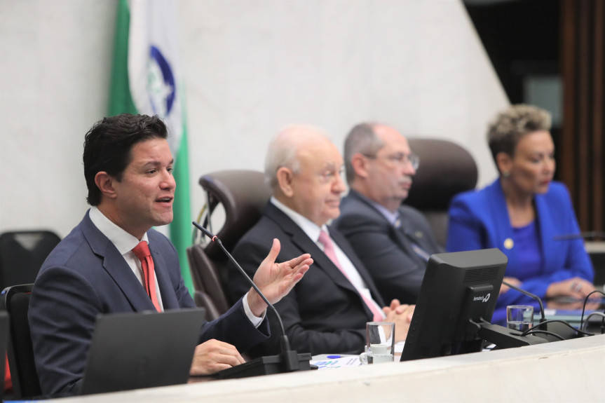O secretário de Planejamento do governo estadual, Guto Silva, apresentou a proposta de PPA do Governo aos deputados.