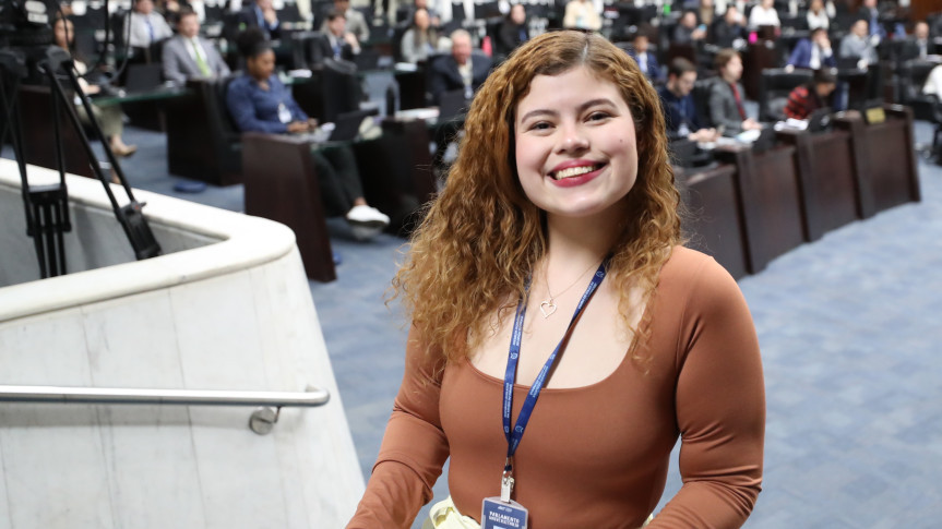 A governadora da 6ª edição do Parlamento Universitário, Victória Bentes (INSPIRAR).