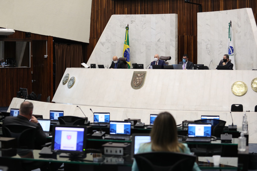 Deputados aprovaram na sessão plenária desta terça-feira (4) projeto que institui Código Sinal Vermelho, uma forma de pedido de socorro para mulheres vítimas de violência.