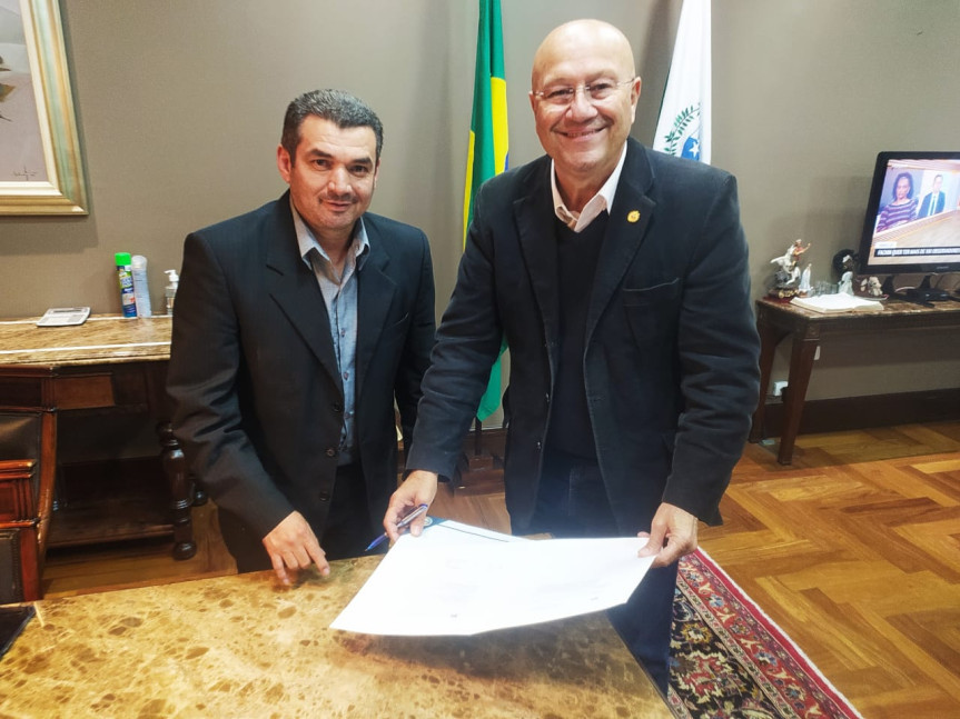 O deputado Luiz Claudio Romanelli (PSD) ao lado do presidente da AMP e prefeito de Santa Cecília do Pavão, Edimar Santos