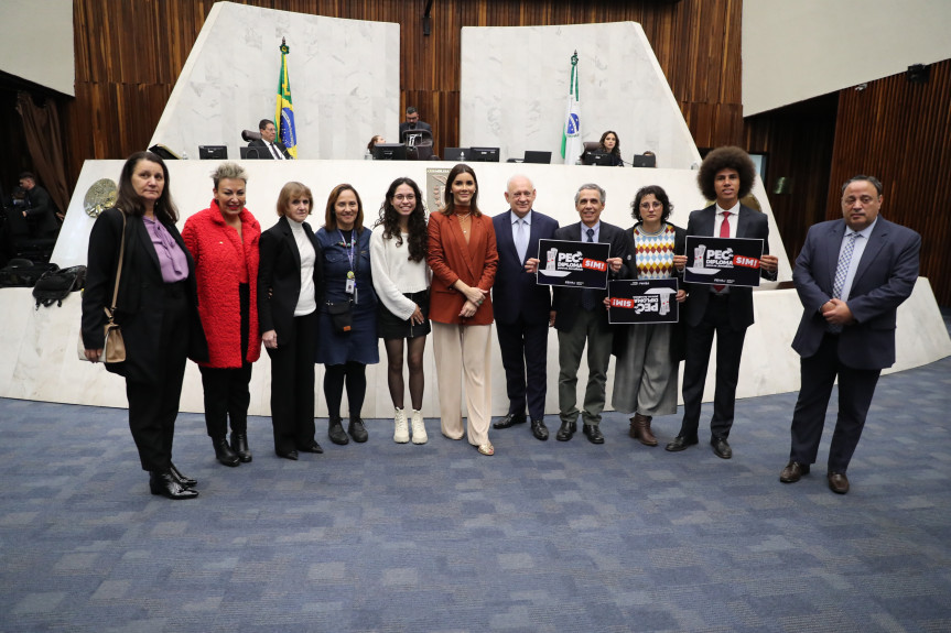 A convite da deputada Ana Julia (PT) a diretoria do Sindicato dos Jornalistas Profissionais do Paraná (SindiJor/PR) compareceu à sessão plenária desta segunda-feira (29).
