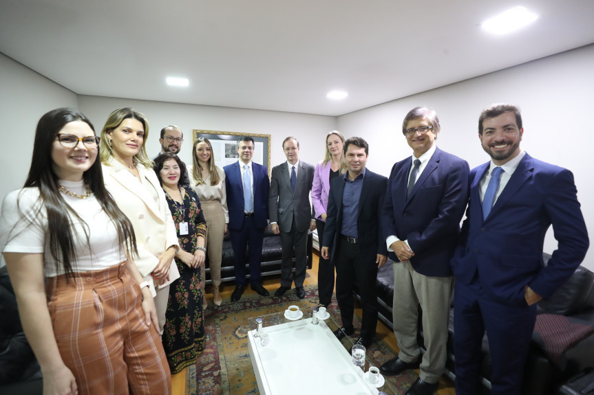 O 1º secretário da Casa, deputado Alexandre Curi (PSD), recebeu o subprocurador-Geral da República e vice-procurador-geral Eleitoral, Paulo Gonet Branco, antes da palestra.