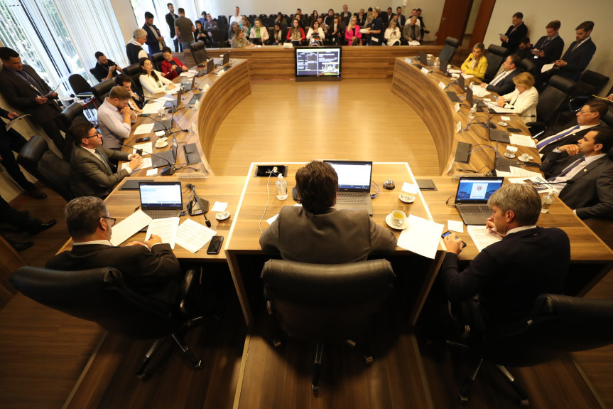 Reunião aconteceu no início da tarde desta terça-feira (16), no Auditório Legislativo.