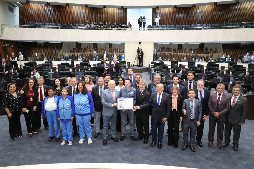 Assembleia homenageia os 60 anos da APAE Curitiba.
