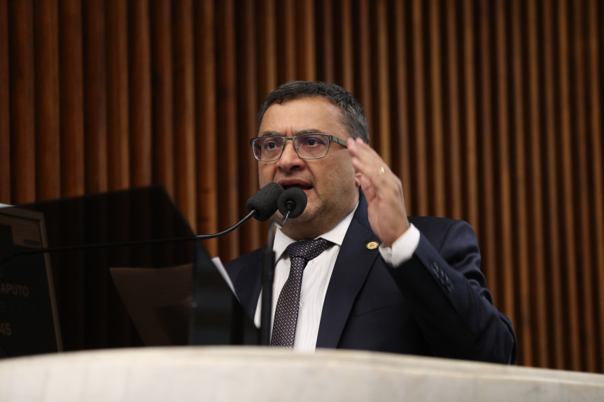 Equipe que fez o primeiro transplante de pulmão do Paraná recebe homenagem na Assembleia Legislativa.