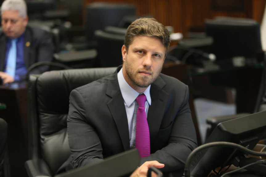 O debate é proposto pelo deputado Requião Filho (MDB) que acredita que privatização da Petrobrás no Paraná resultará numa série de consequências desastrosas para o estado.