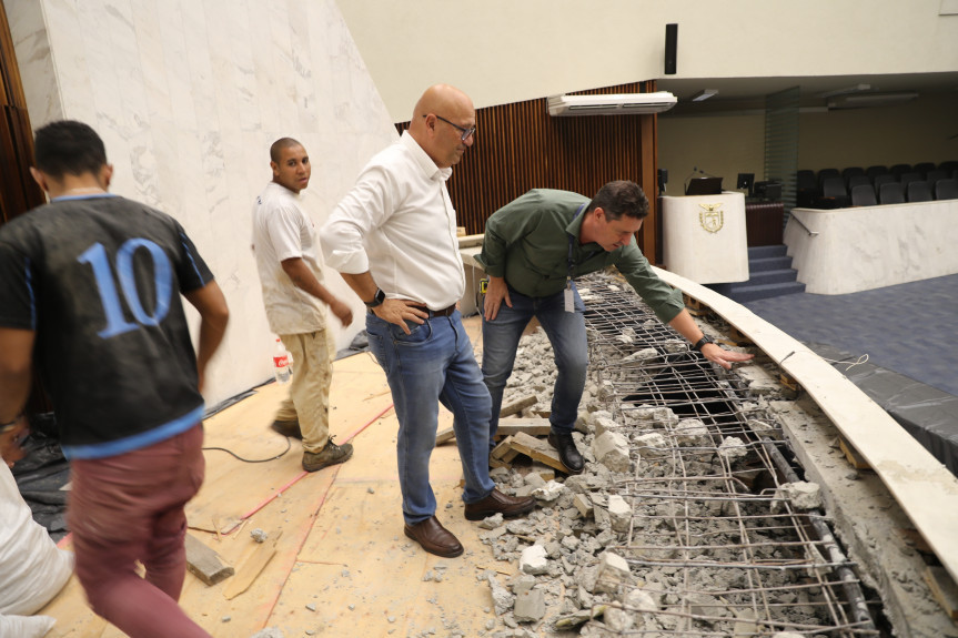 Assembleia realiza obras para melhor o sistema de som do plenário.