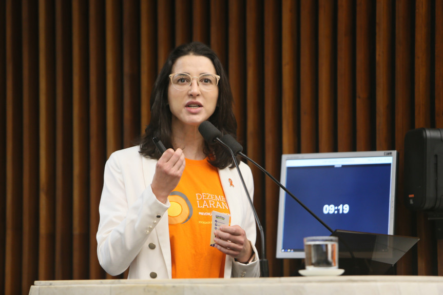 A médica dermatologista, Flávia Trevisan, usou o grande expediente da sessão para o lançamento da Campanha Dezembro Laranja.