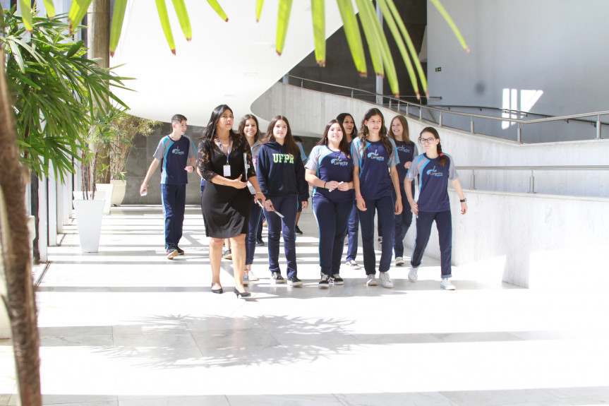 Durante o ano de 2019, 4.188 visitantes, de diversos municípios paranaenses e até do vizinho estado de Santa Catarina, foram recebidos na Assembleia Legislativa.