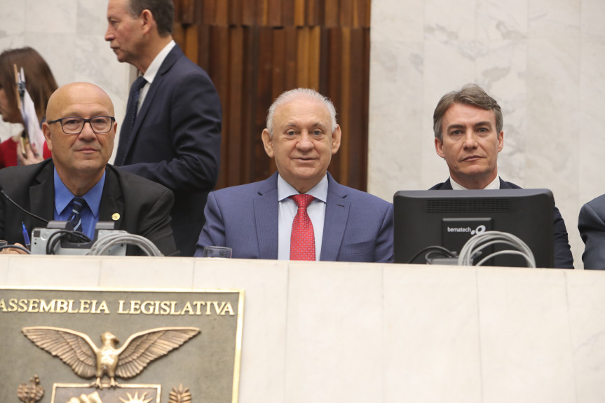 Audiência pública debateu os efeitos da fusão de municípios no Paraná. Parlamentares e representantes dos municípios aprovaram a Carta do Paraná, que reage às propostas federais que preveem extinção de cidades com até cinco mil habitantes.