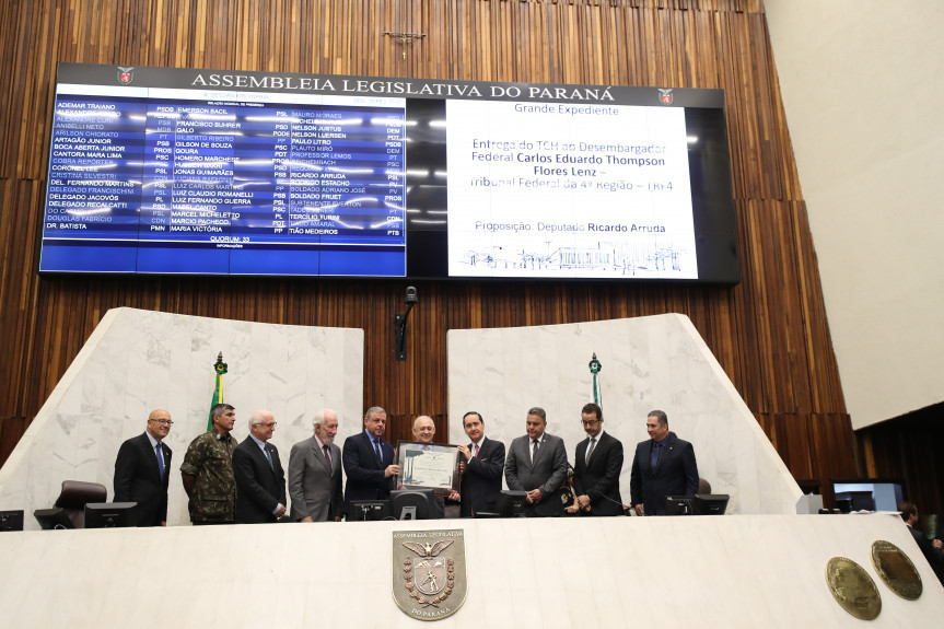 Desembargador Carlos Eduardo Thompson Flores recebe o título de Cidadão Honorário do Paraná.