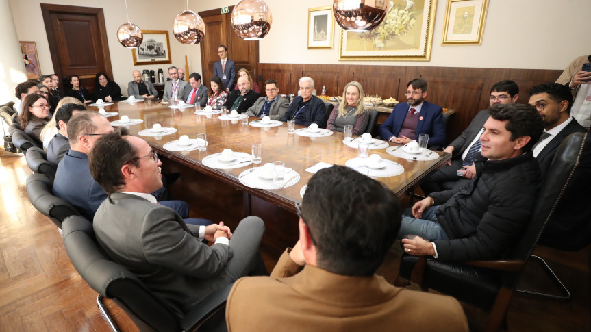 No fim da tarde desta quarta-feira (23), o presidente da Assembleia, deputado Alexandre Curi (PSD), recebeu os coordenadores da instituições de ensino que participam do Parlamento Universitário 2025.