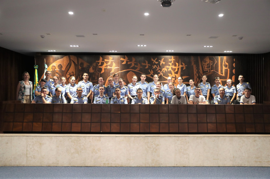 Estudantes puderam conhecer o Plenarinho da Casa durante a visita.