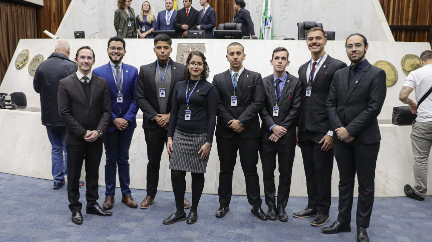 Professor Renê Rodrigues e deputados universitários: Germano Almeida, Lucas da Luz, Roberta Moreira, Pedro Nichimura, Pedro Bill Lopes, Lucas Sabaini e Gabriel Veríssimo.