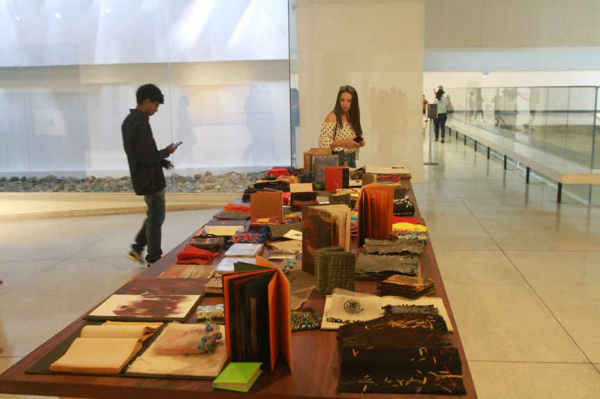 Estudantes do projeto Geração Atitude conhecem o Museu Oscar Niemeyer e visitam as exposições em cartaz.