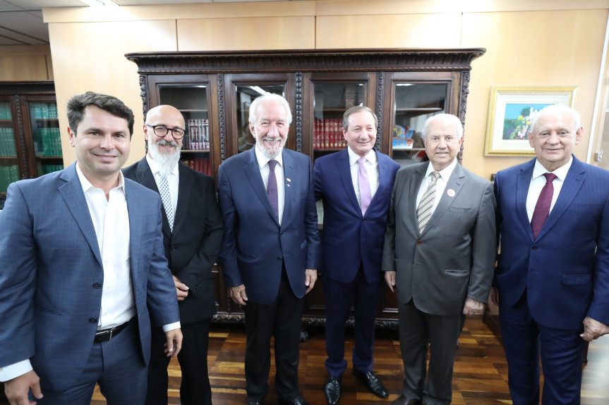 O ex-deputado e ex-prefeito de Pato Branco, Augustinho Zucchi, assume como conselheiro do Tribunal de Contas do Estado do Paraná.