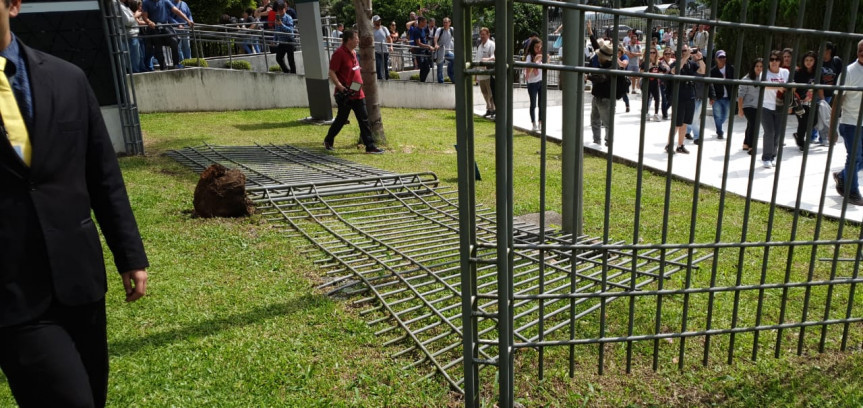 Após arrombar grade, servidores em greve invadem a Assembleia, quebram portas e grades, ocupam galerias, invadem o plenário e impedem votação de projetos da ordem do dia.