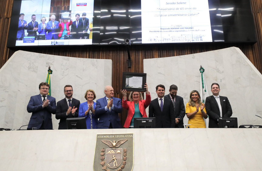 Solenidade ocorreu na noite desta terça-feira (5), no Plenário da Assembleia Legislativa do Paraná.