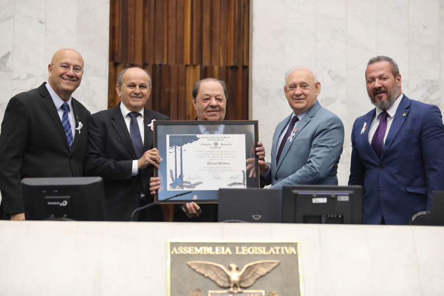 Nelson Barbosa, ex-presidente da APAE de Maringá, recebe o Título de Cidadão Honorário do Paraná
