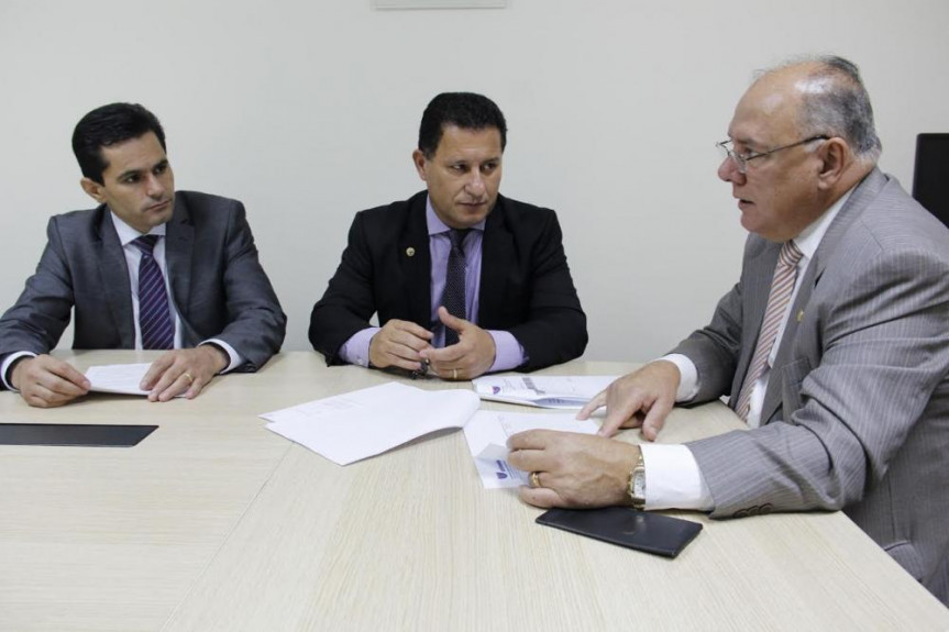 Reunião da Frente Parlamentar, com os deputados Marcio Pacheco (PPL), Adelino Ribeiro (PSL) e Schiavinato (PP).