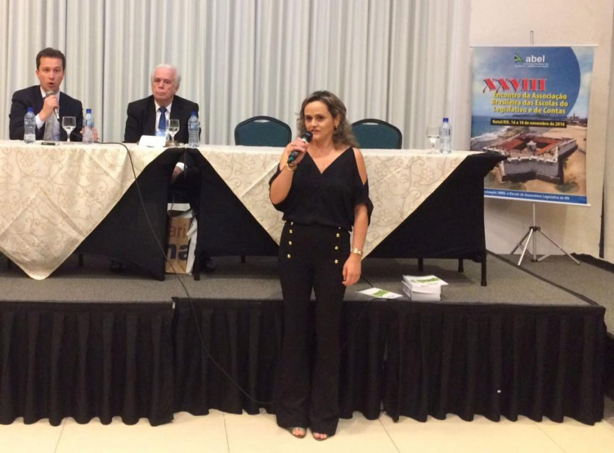 Jornalista Kátia Chagas durante palestra no XVIII Encontro Nacional da Associação Brasileira das Escolas do Legislativo e de Contas.