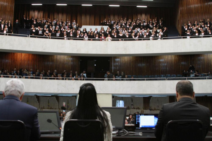 Sessão solene celebrou o Jubileu de Álamo da igreja Assembleia de Deus, fundada na capital paranaense em 1929. O coral da própria igreja apresentou hinos de louvor a Deus.