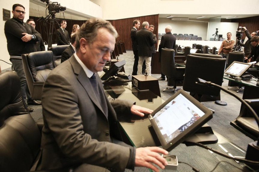 Deputado Plauto Miró Guimarães (DEM), primeiro secretário da Alep, cadastra sua digital no novo sistema de votações da Alep.