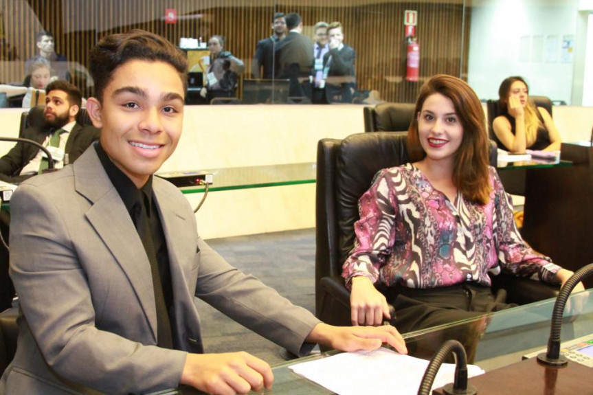 Presidente e governadora do Parlamento Universitário 2017.