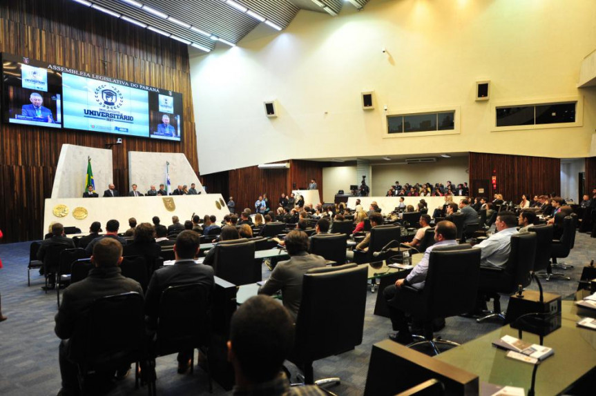 Treinamento dos inscritos no Parlamento Universitário 2019 deve lotar o plenário nesta terça-feira (03).