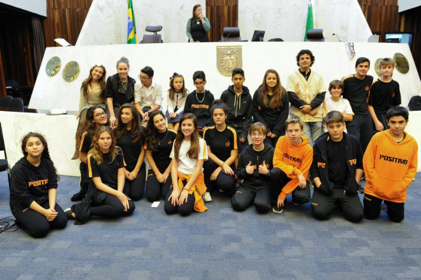 Alunos do 9º ano do Colégio Positivo, visitaram hoje a Assembleia Legislativa do Paraná.