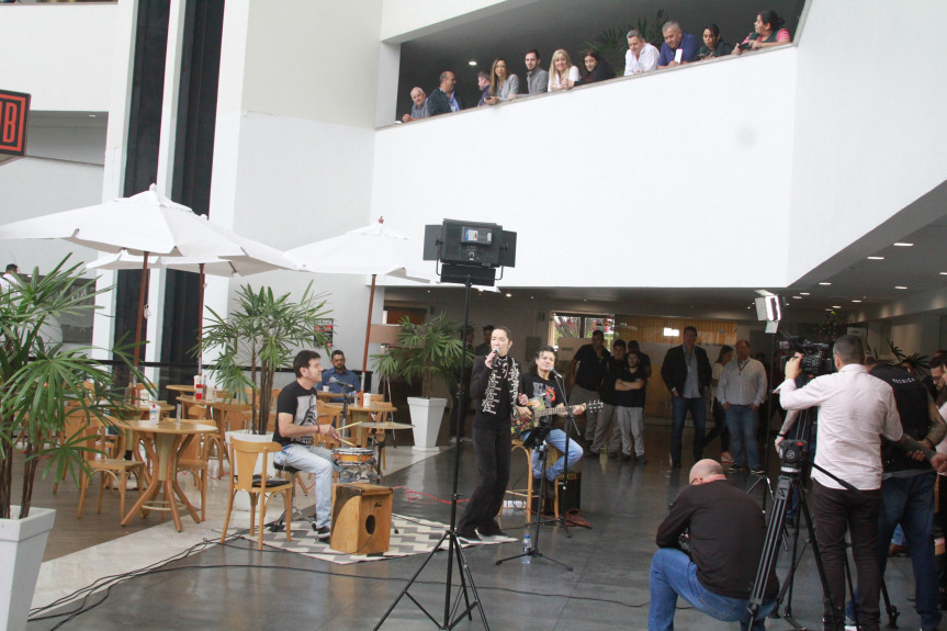 A vocalista Sibele Kispergher, acompanhada do baterista Pato Romero e do guitarrista Beto Rodriguez, do Blindagem, mostrou repertório só com clássicos em mais uma edição do Comunicação & Arte na Assembleia.