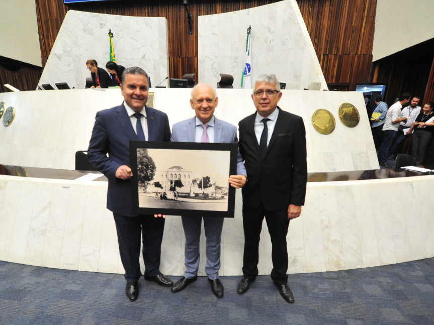 O presidente do TJPR, desembargador Xisto Pereira, entregou ao presidente Traiano uma gravura da 4ª sede do Tribunal, onde funcionou de 1944 até 1962, quando se mudou para o atual endereço no Centro Cívico.